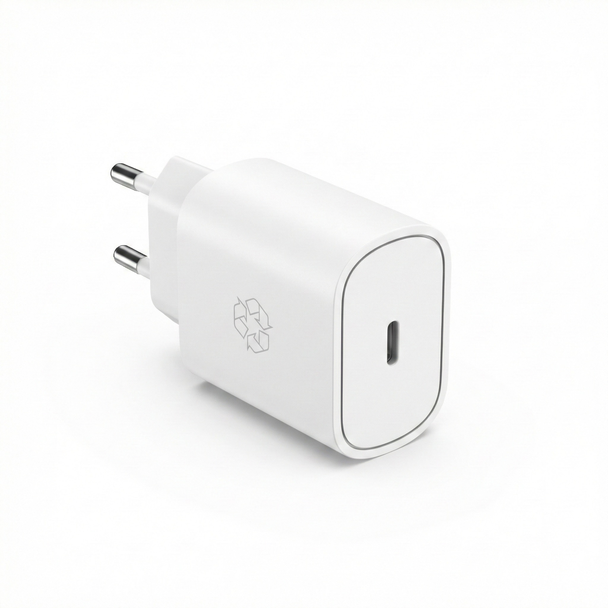 Chargeur USB-C blanc avec deux broches métalliques et un symbole de recyclage.