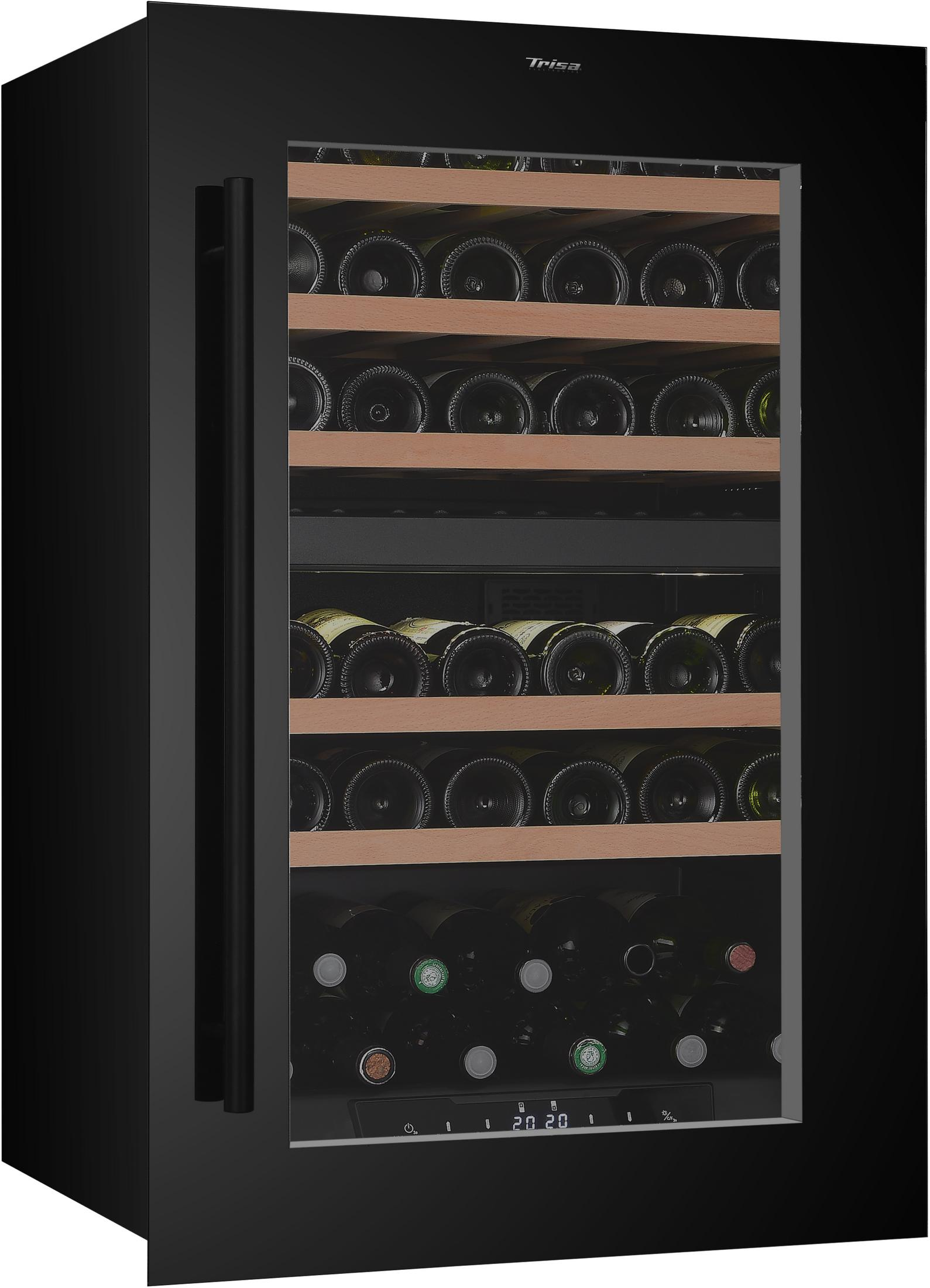 Un refroidisseur de vin noir avec des étagères en bois, rempli de bouteilles sombres et vertes.