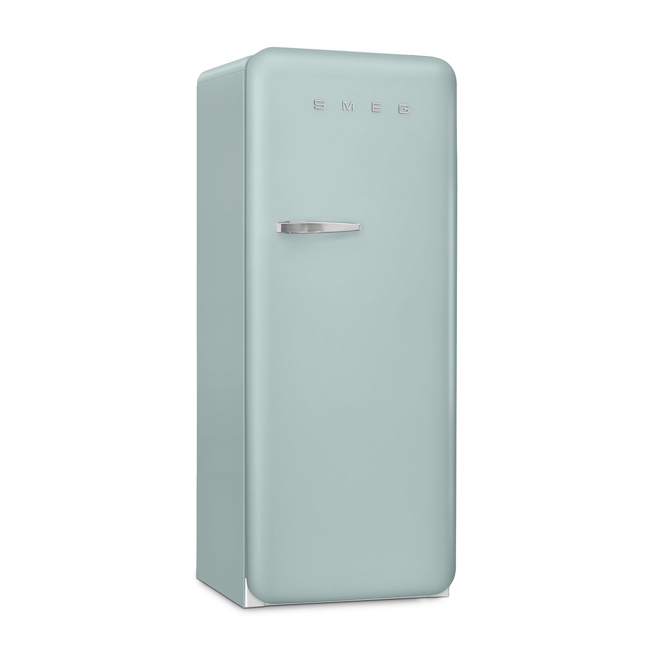 Un refrigerador Smeg verde claro con asa y logo plateados.