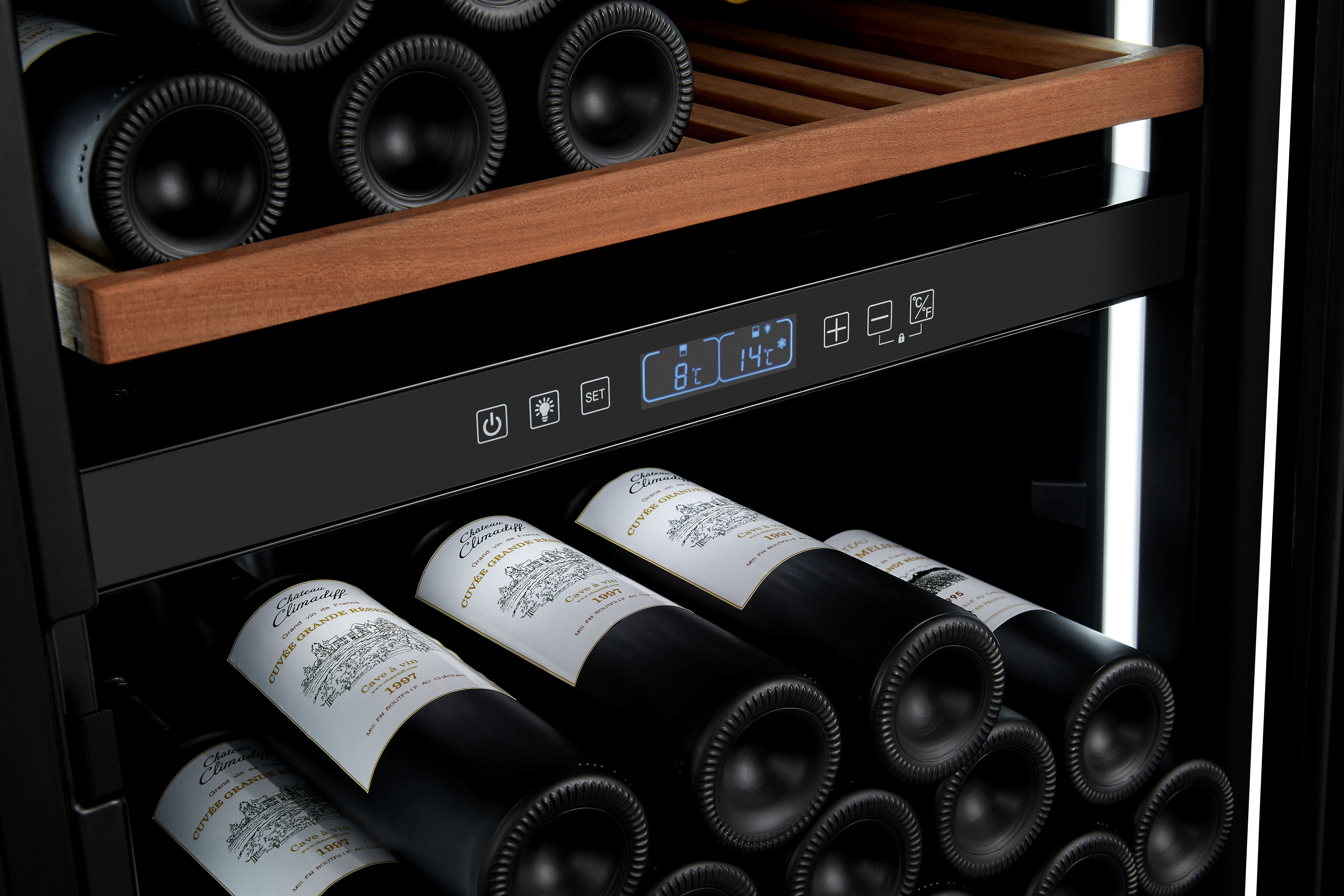 Una vinoteca con estantes y botellas. Una pantalla digital muestra 8°C.