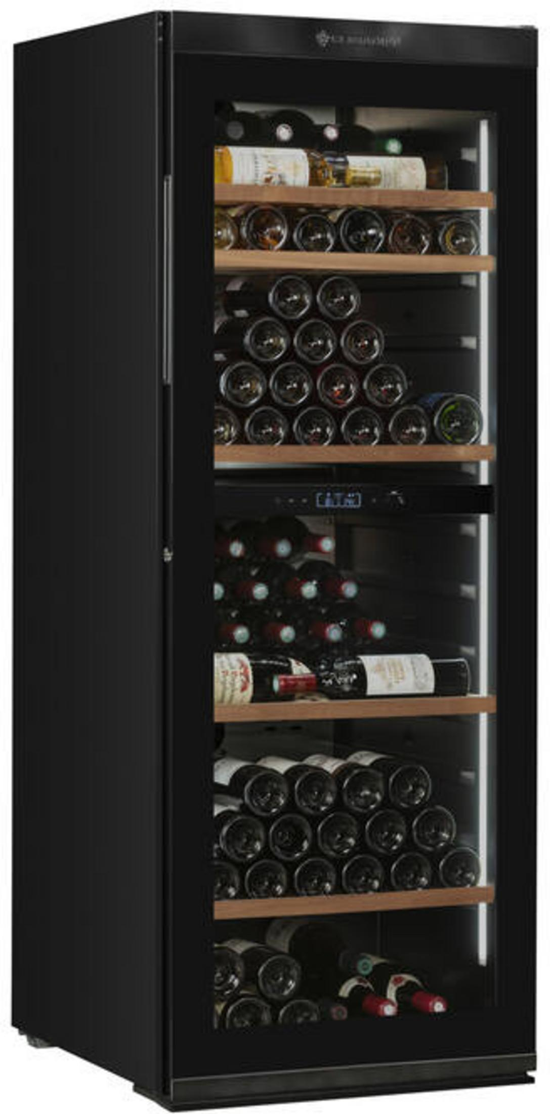 Ein schwarzer Weinkühlschrank mit Glastür, gefüllt mit vielen Weinflaschen auf Holzböden.