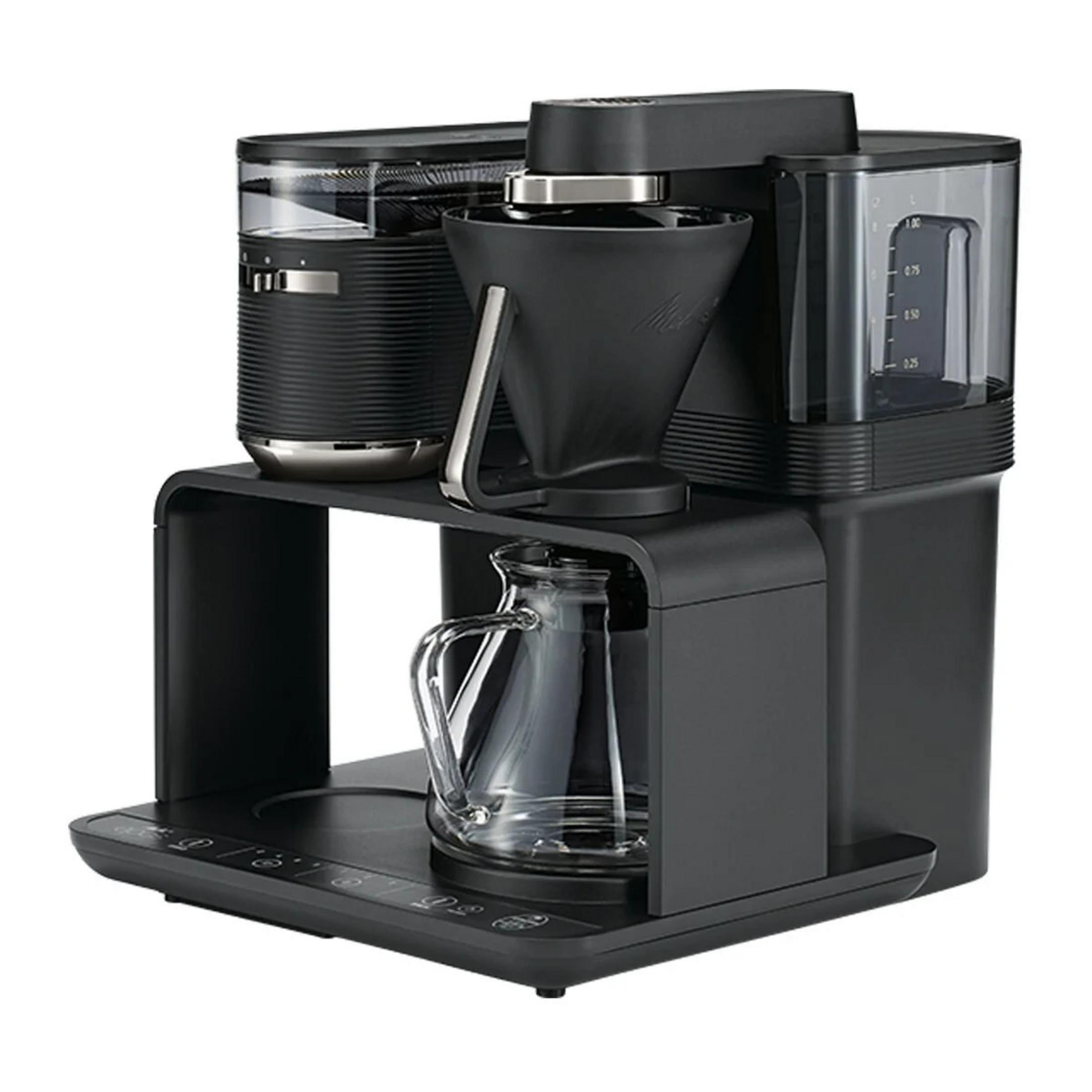 Eine schwarze Kaffeemaschine mit Glaskanne und Wassertank ist abgebildet.
