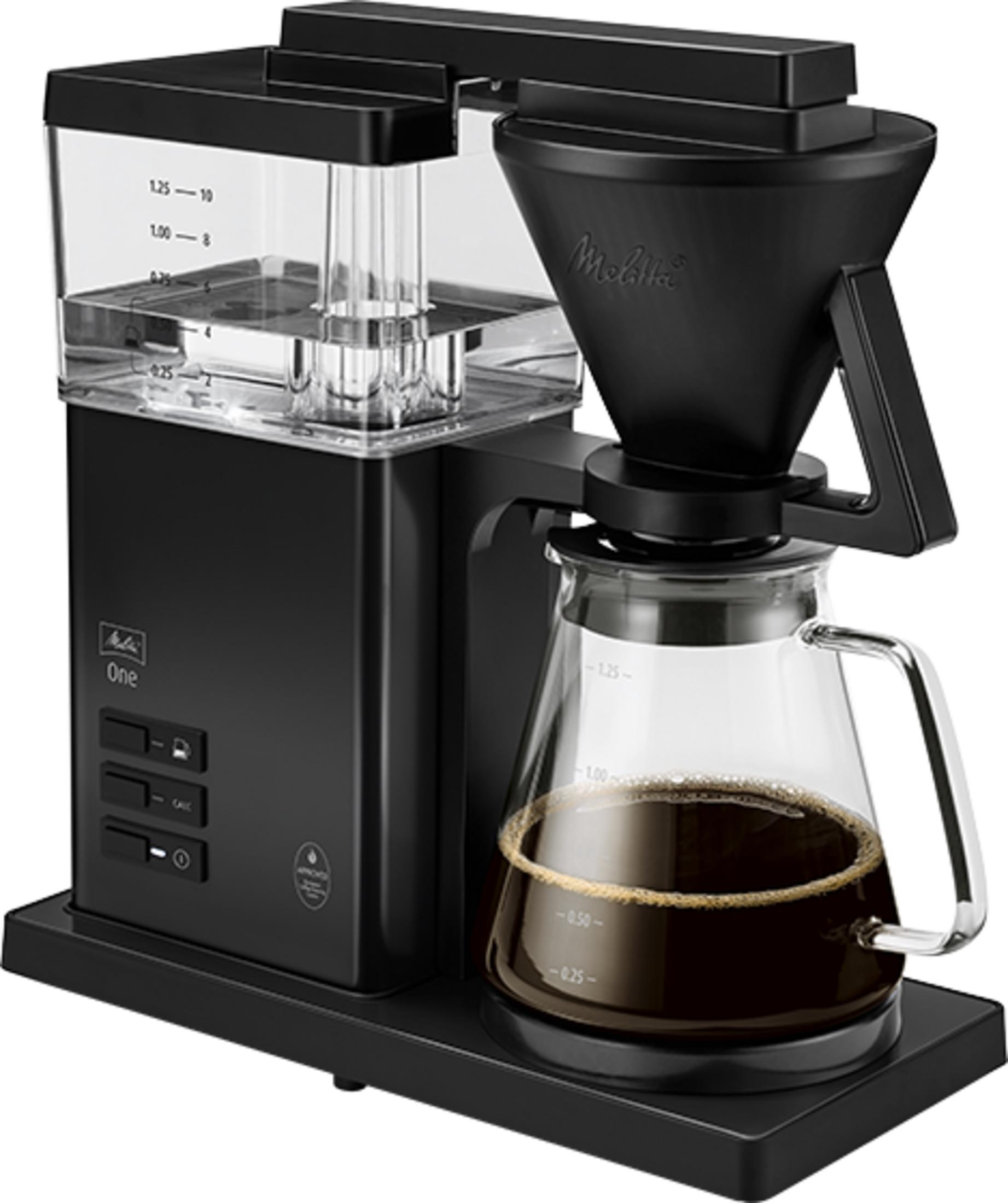 Schwarze Kaffeemaschine mit Glaskaraffe, gefüllt mit Kaffee.