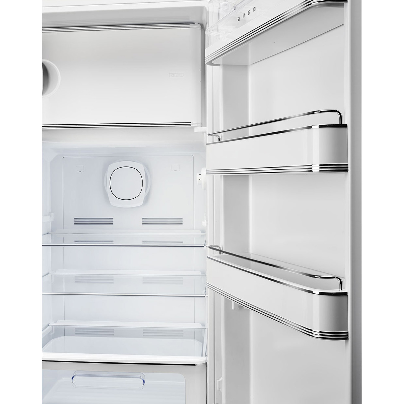 Interior de un refrigerador blanco abierto con estantes y cajones visibles.