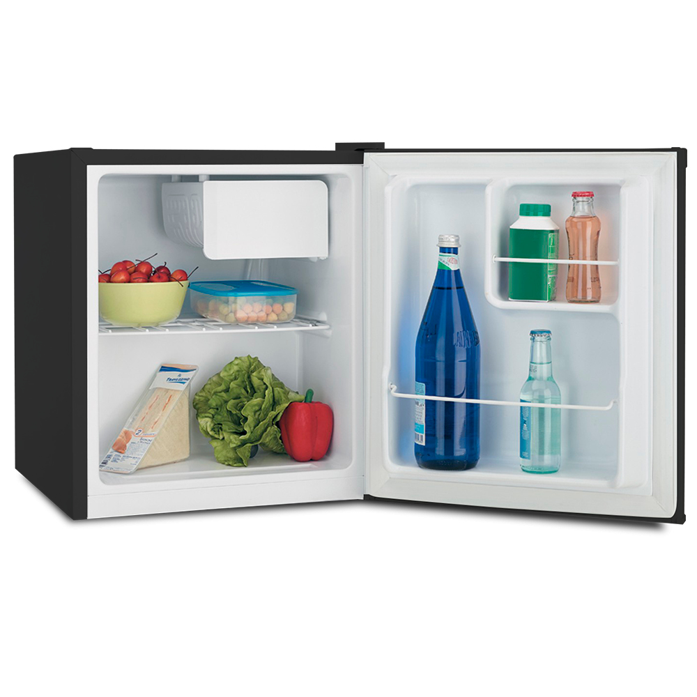 Un refrigerador negro abierto con alimentos como frutas, verduras y bebidas.