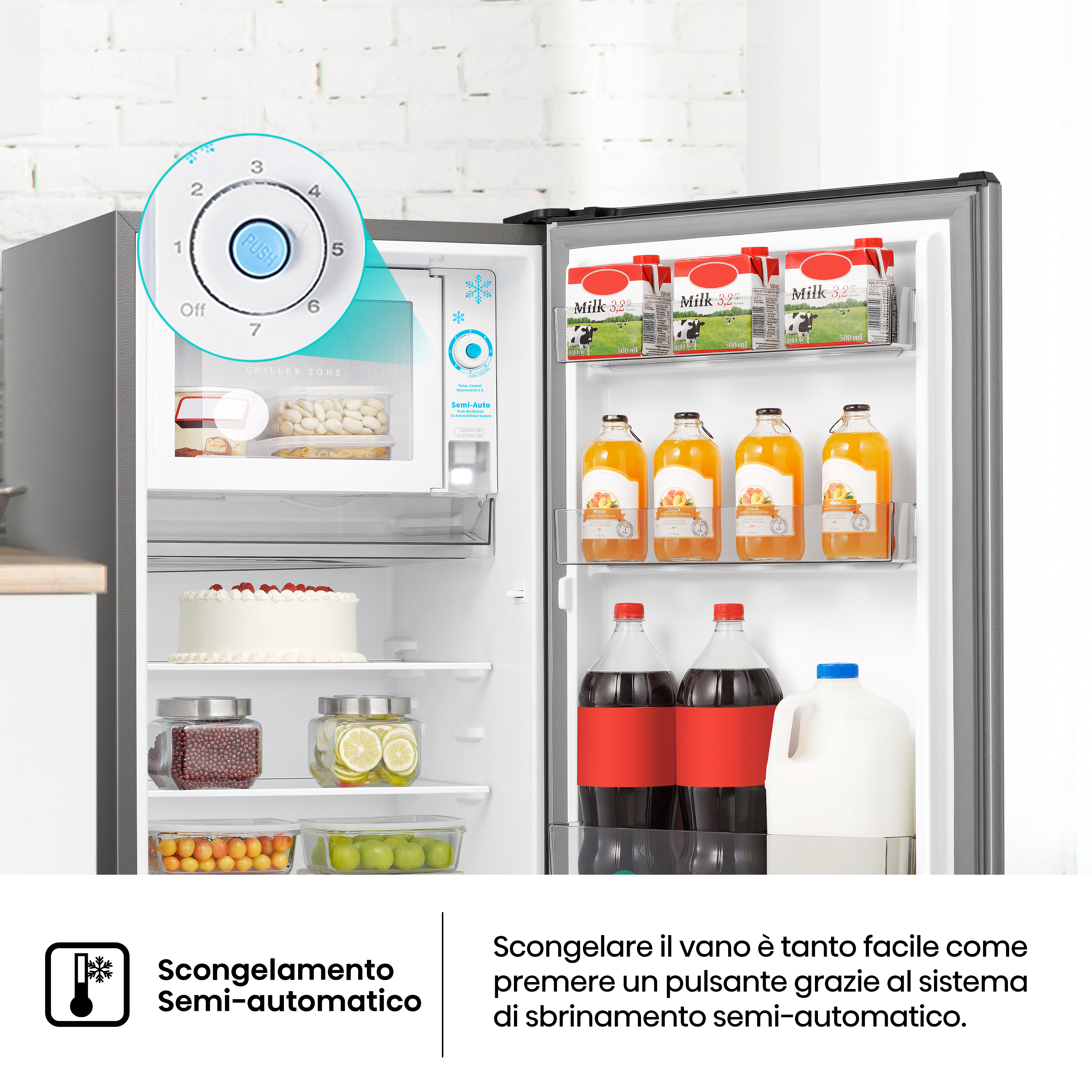 Un frigorifero aperto pieno di alimenti, tra cui latte, succo, bibita, torta e barattoli di cibo.