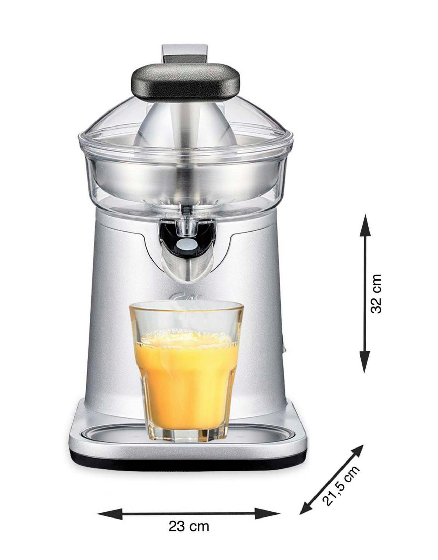 Ein silberner Entsafter mit einem Glas Orangensaft daneben.