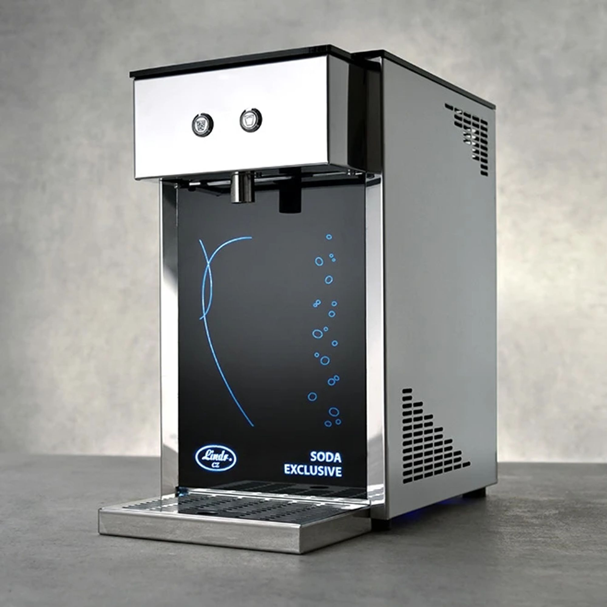 Un erogatore di soda argentato con pannello di controllo nero e grafica blu.