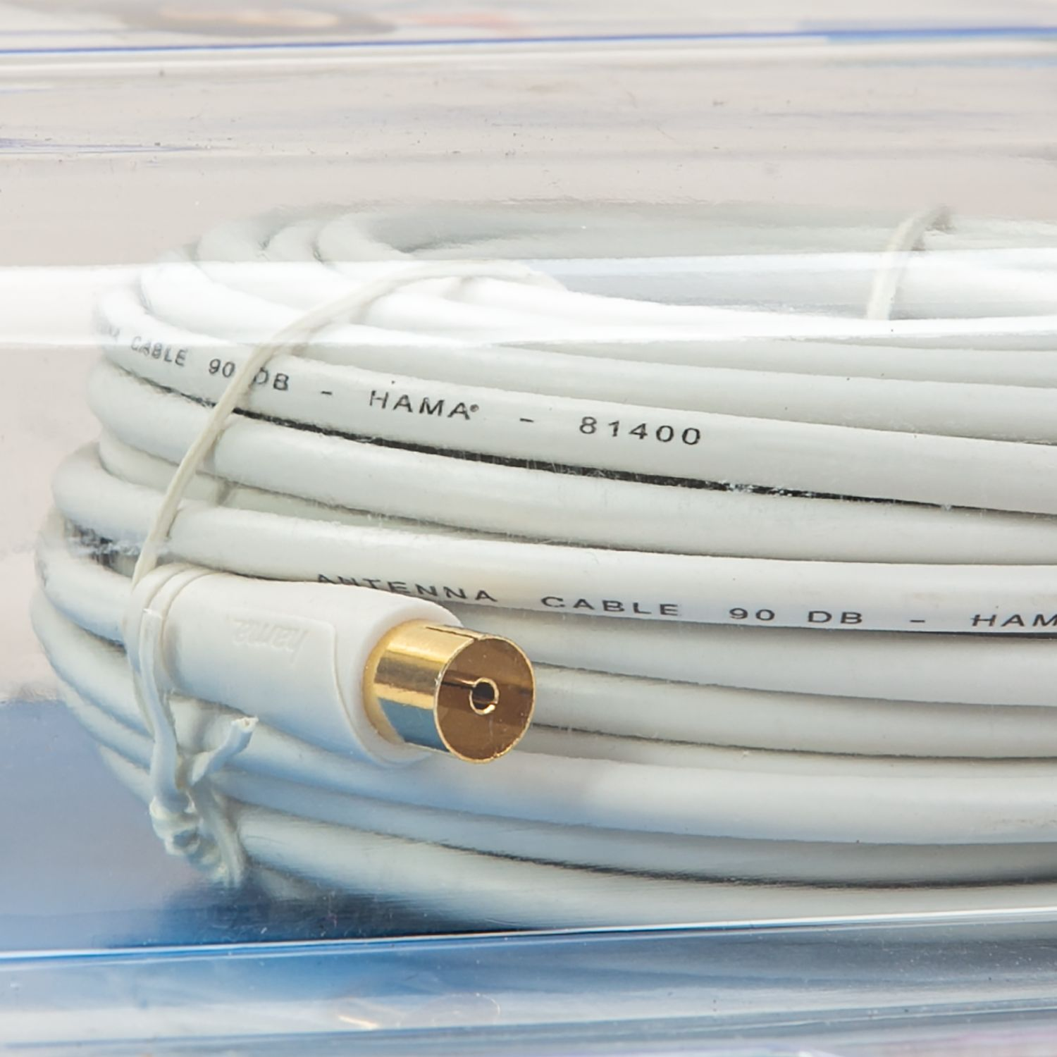 Ein weißes Antennenkabel von Hama mit 90 dB, aufgewickelt und in Plastik verpackt.