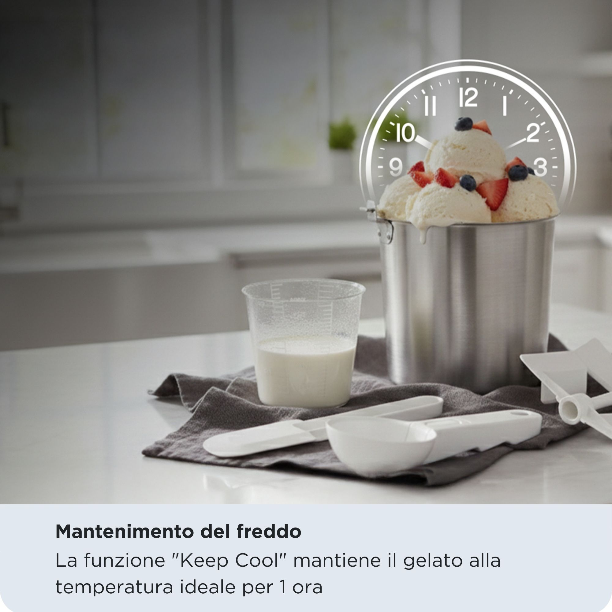 Eiscreme in einem Metallbehälter mit Früchten, daneben ein Messbecher und Werkzeuge.