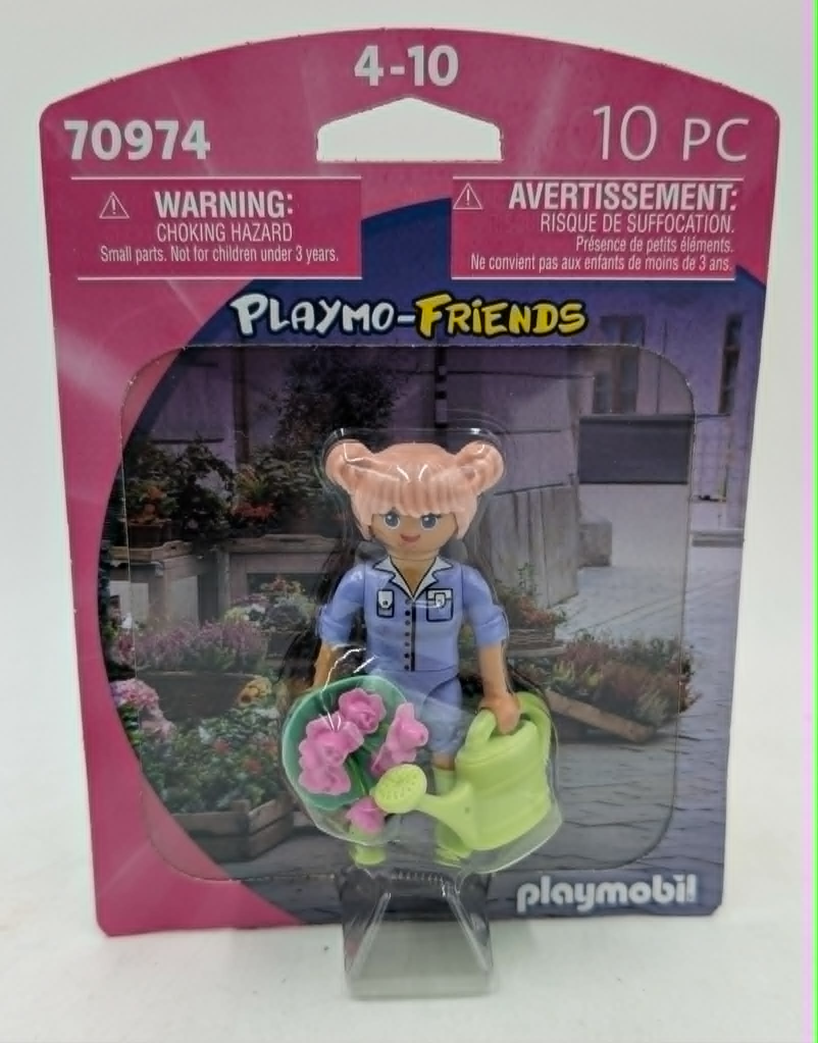 Playmobil-Figur mit Blumenkorb und Gießkanne vor einer Gartenszene.