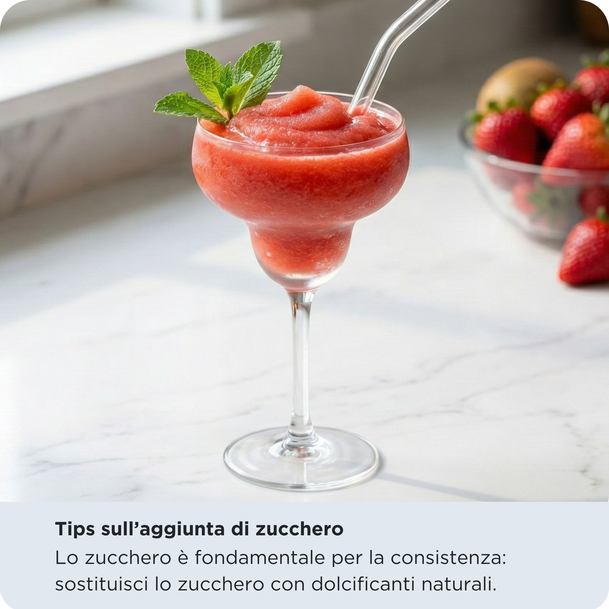 Un slush fragola rosso con menta e cannuccia in un bicchiere, con fragole vicine.