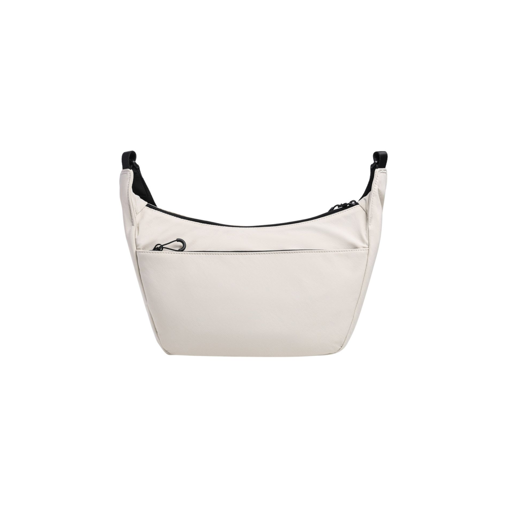 Crèmekleurige crossbody tas met zwarte rits en banden.