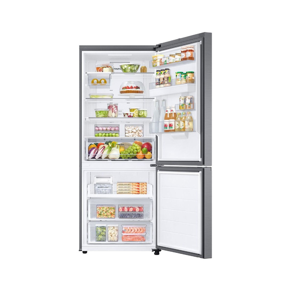 Een open grijze koelkast gevuld met voedsel. Fruit, groenten, dranken en potten in het koelgedeelte.