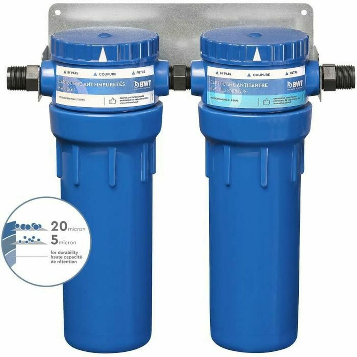 Zwei blaue BWT-Wasserfiltergehäuse an einer Metallhalterung montiert. Etiketten zeigen Filtertypen.