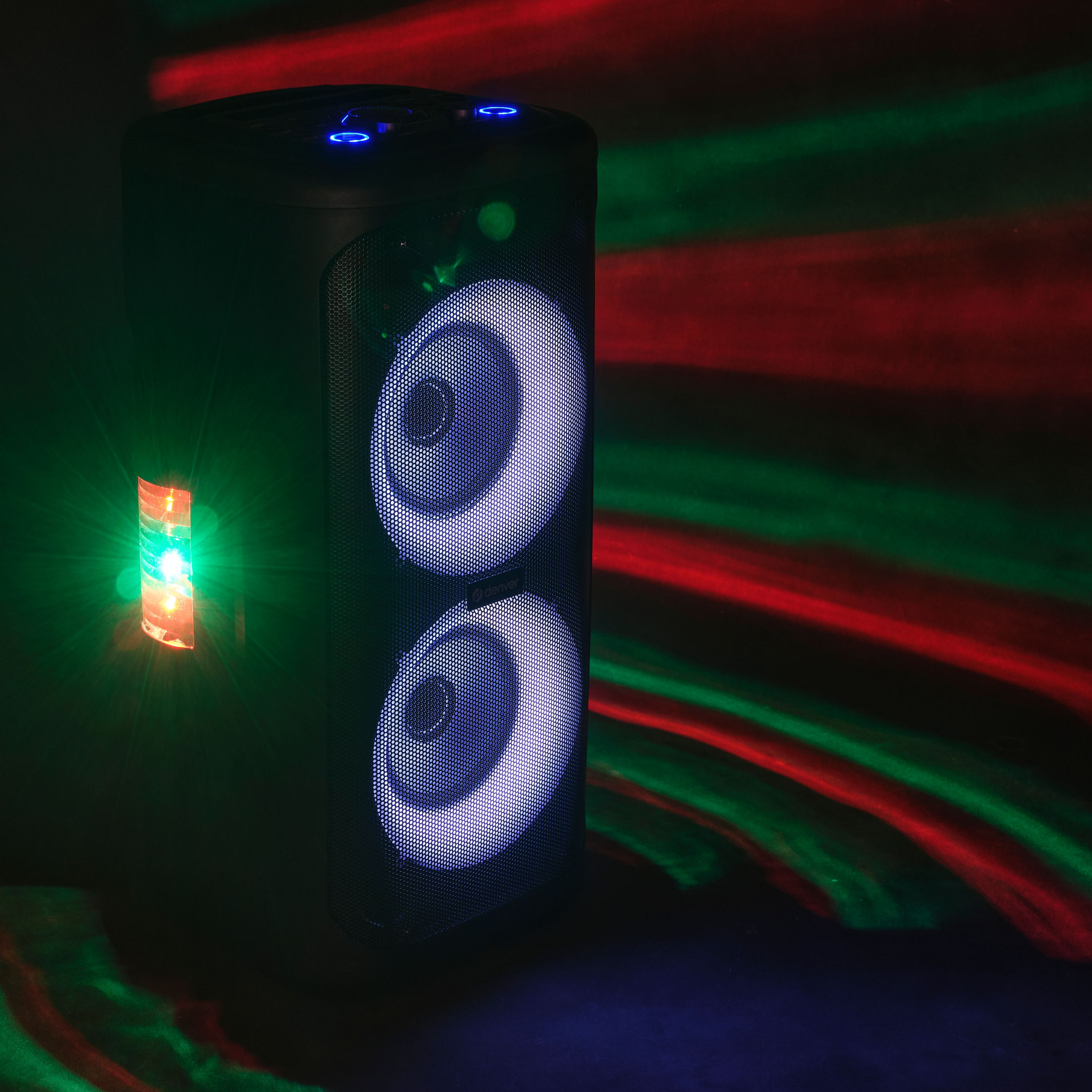 Een zwarte luidspreker met twee verlichte woofers en rode/groene lichteffecten.