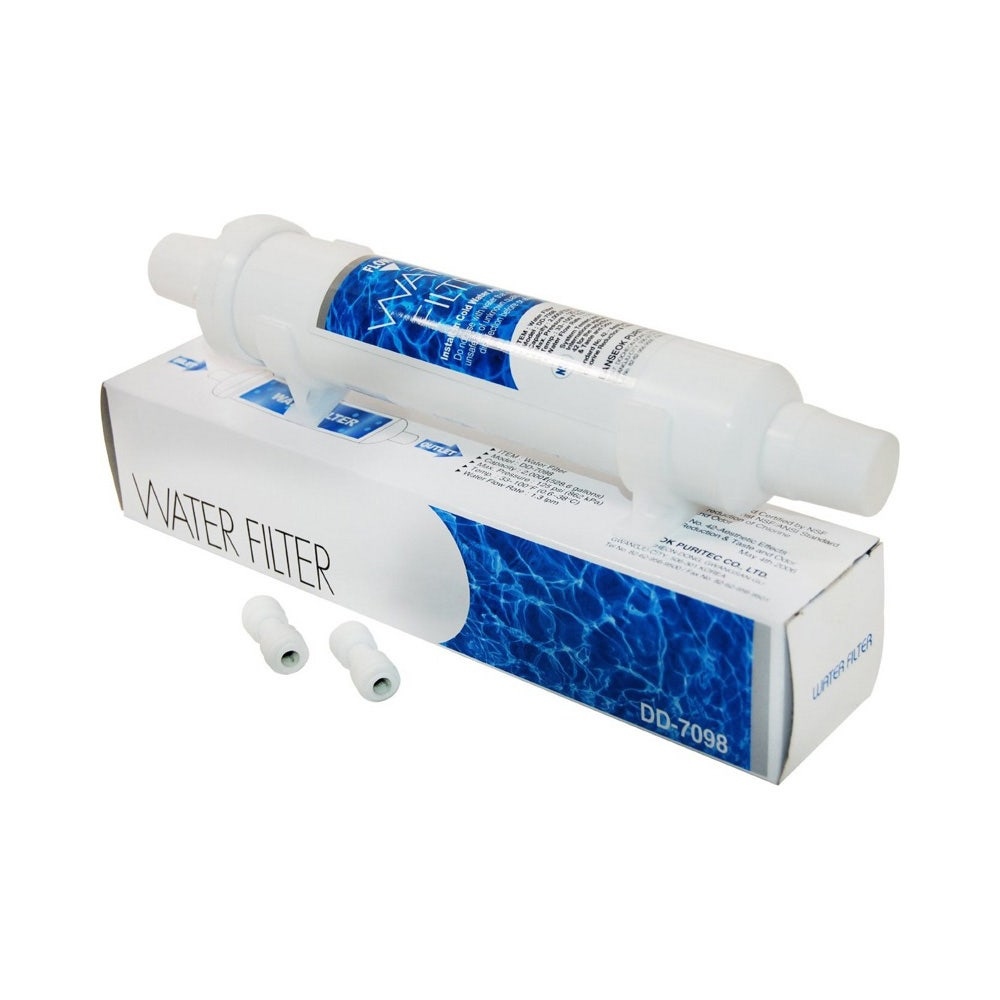 Ein weißer Wasserfilter liegt auf einer Box mit blauem Wasser Muster.