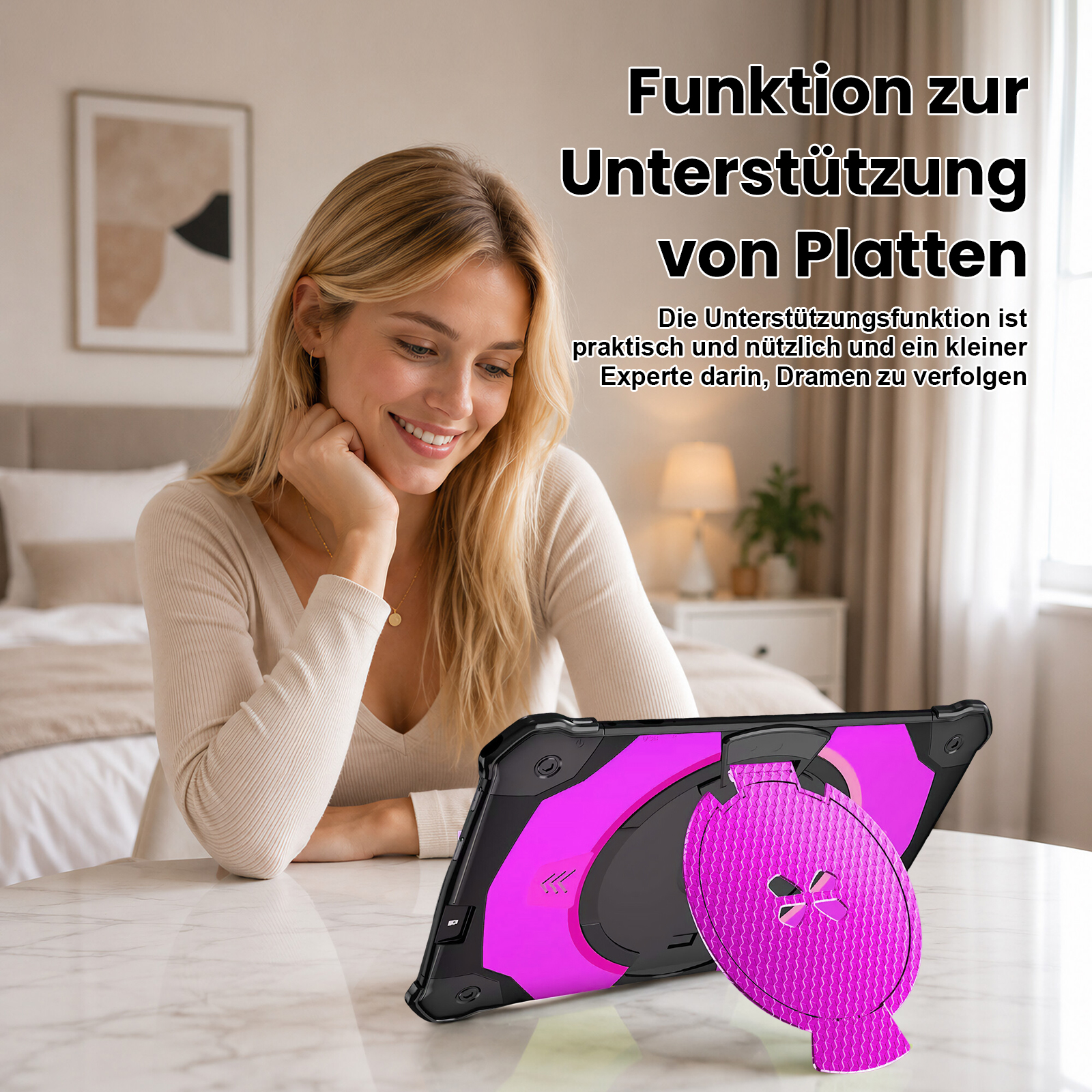Eine Frau lächelt, während sie auf ein pinkes Tablet schaut, das auf einem Tisch steht.