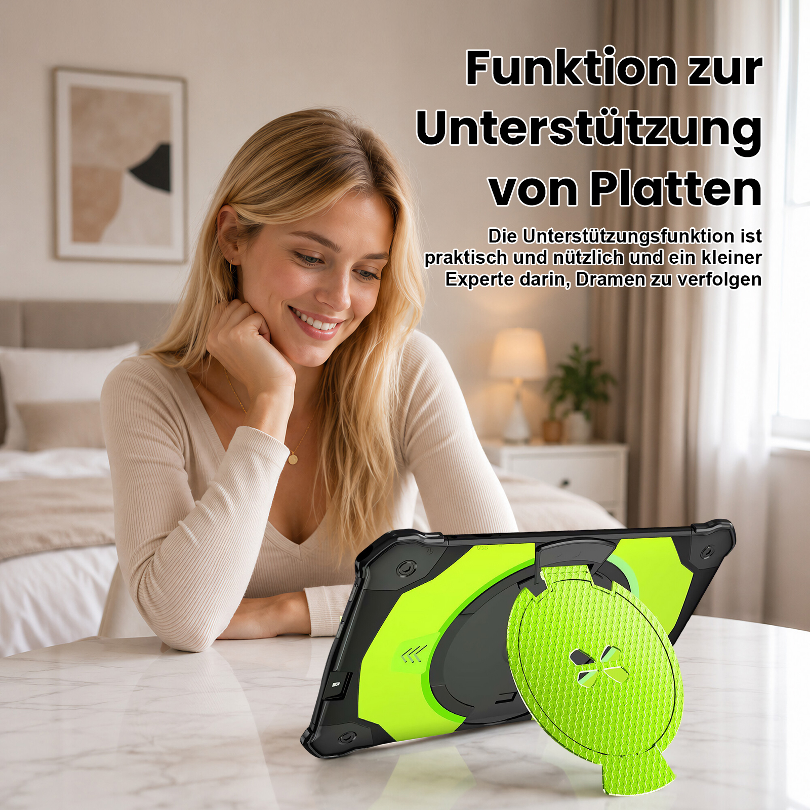 Eine Frau mit blonden Haaren lächelt und blickt auf ein grünes Tablet-Etui mit Ständer.