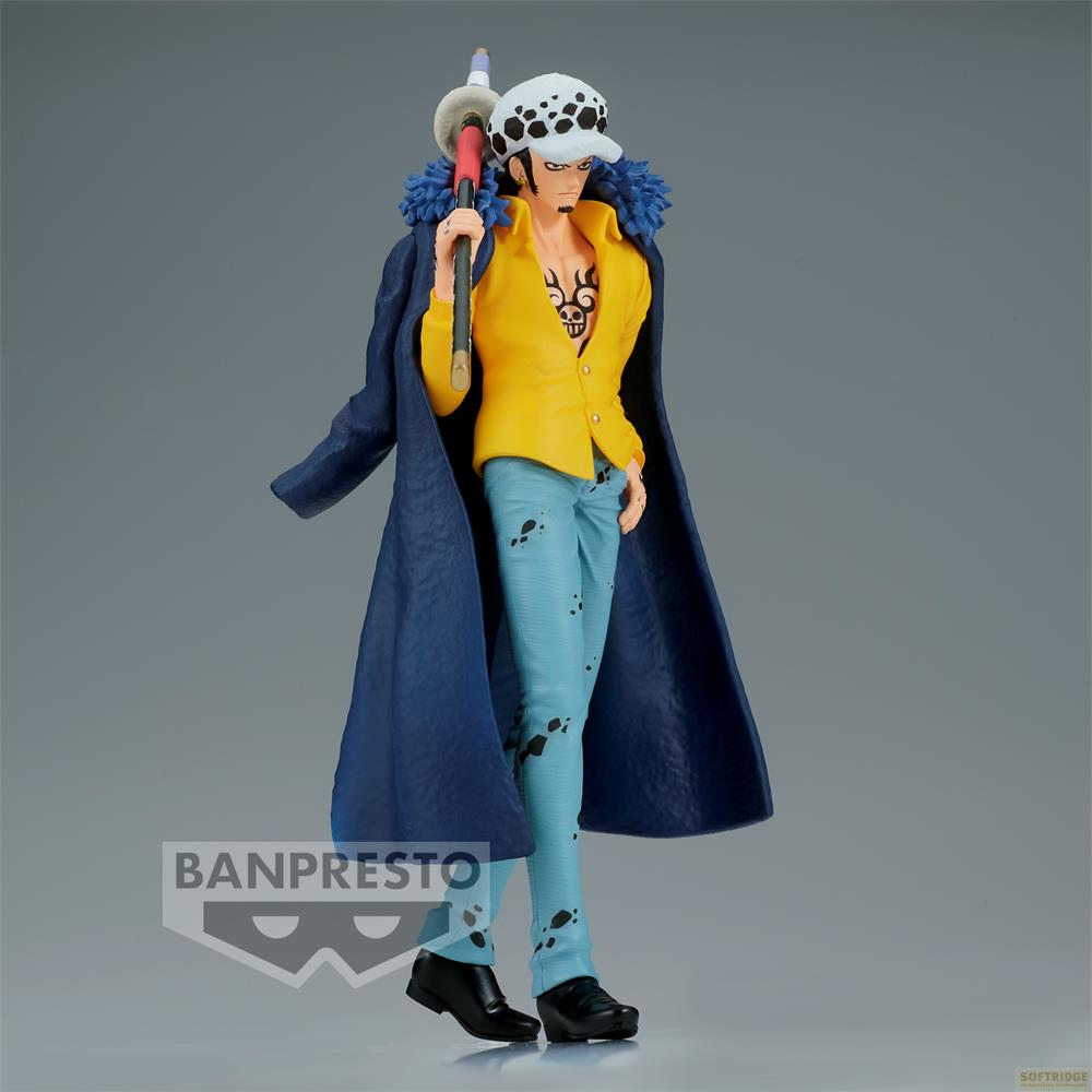 Eine Figur von Trafalgar Law mit gelbem Hemd, blauer Hose, blauem Mantel und Hut.