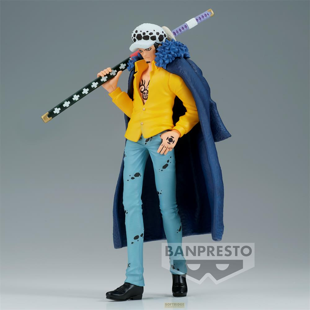 Eine Figur von Trafalgar Law trägt eine gelbe Jacke, blaue Hose und eine blaue Kaputze.