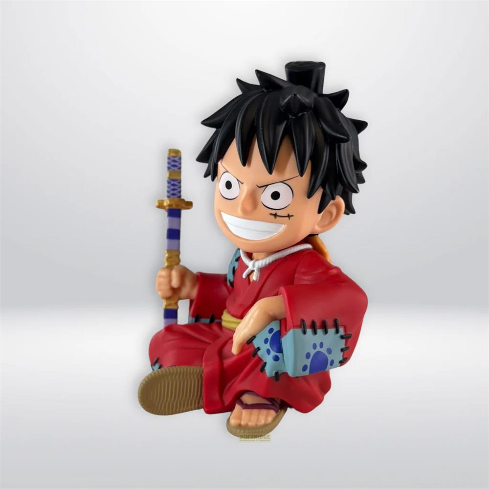 Una figura de Monkey D. Luffy con kimono rojo y espada.