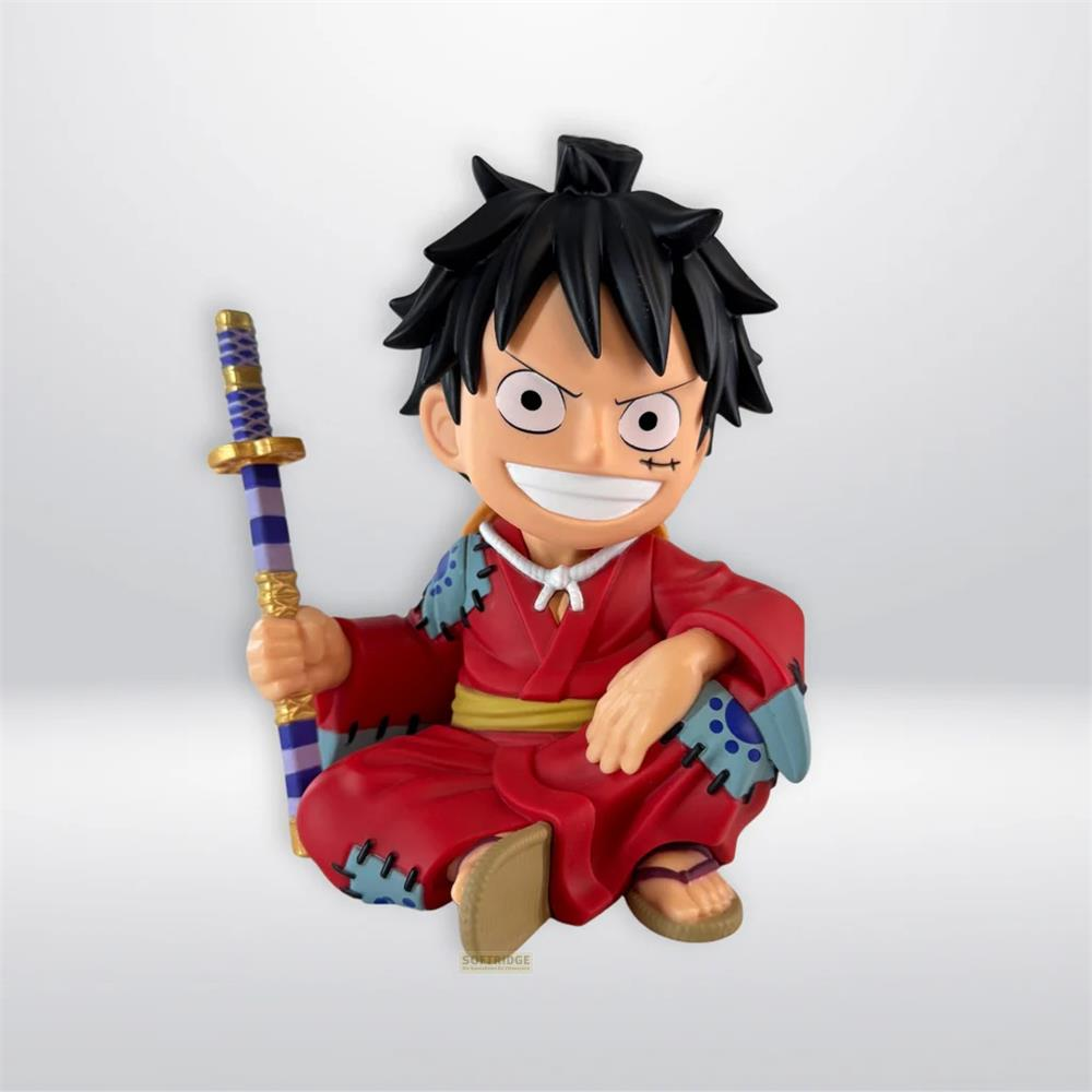 Una figura de Monkey D. Luffy en kimono rojo sosteniendo una espada, sobre fondo gris.