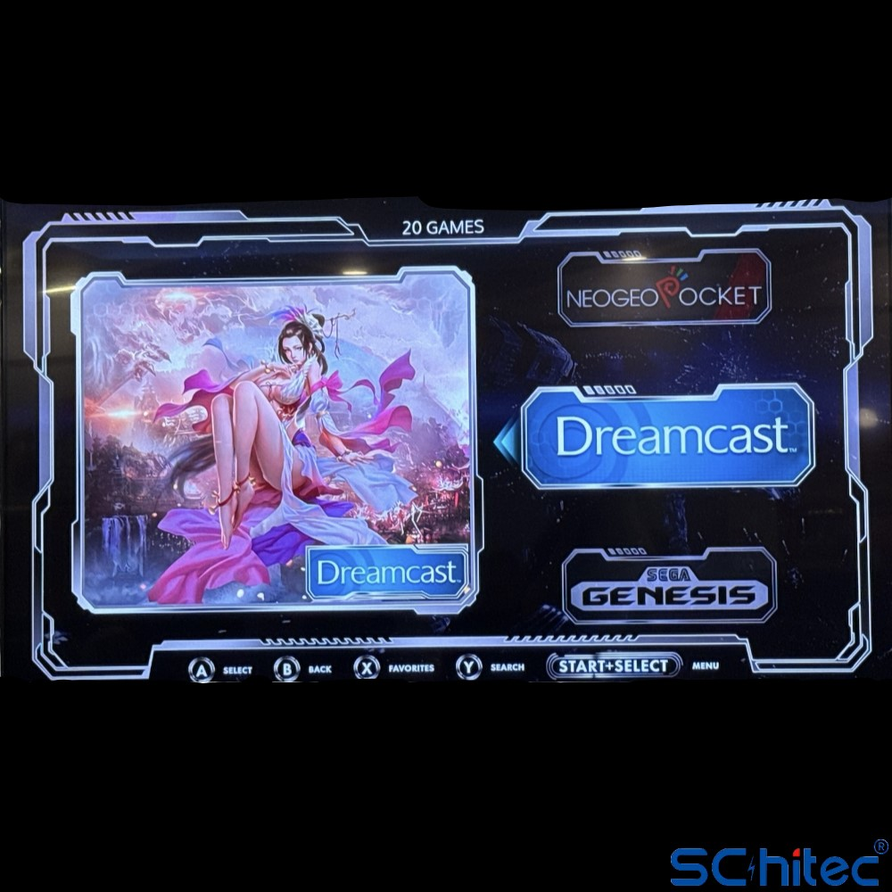 Bir ekranda Dreamcast, Neo Geo Pocket ve Sega Genesis gibi oyun konsolları gösterilir.