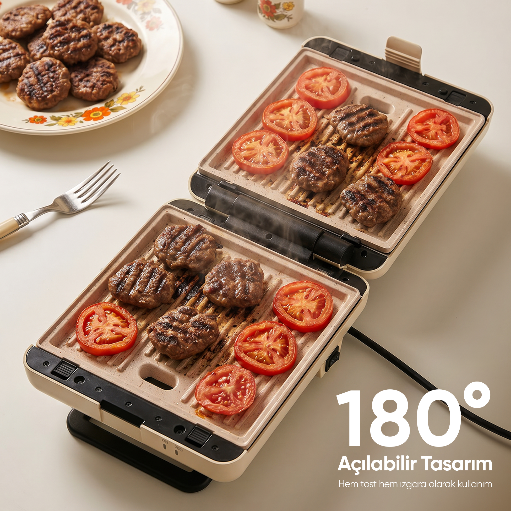 Köfteler ve domates dilimleri açık ızgarada pişiriliyor.