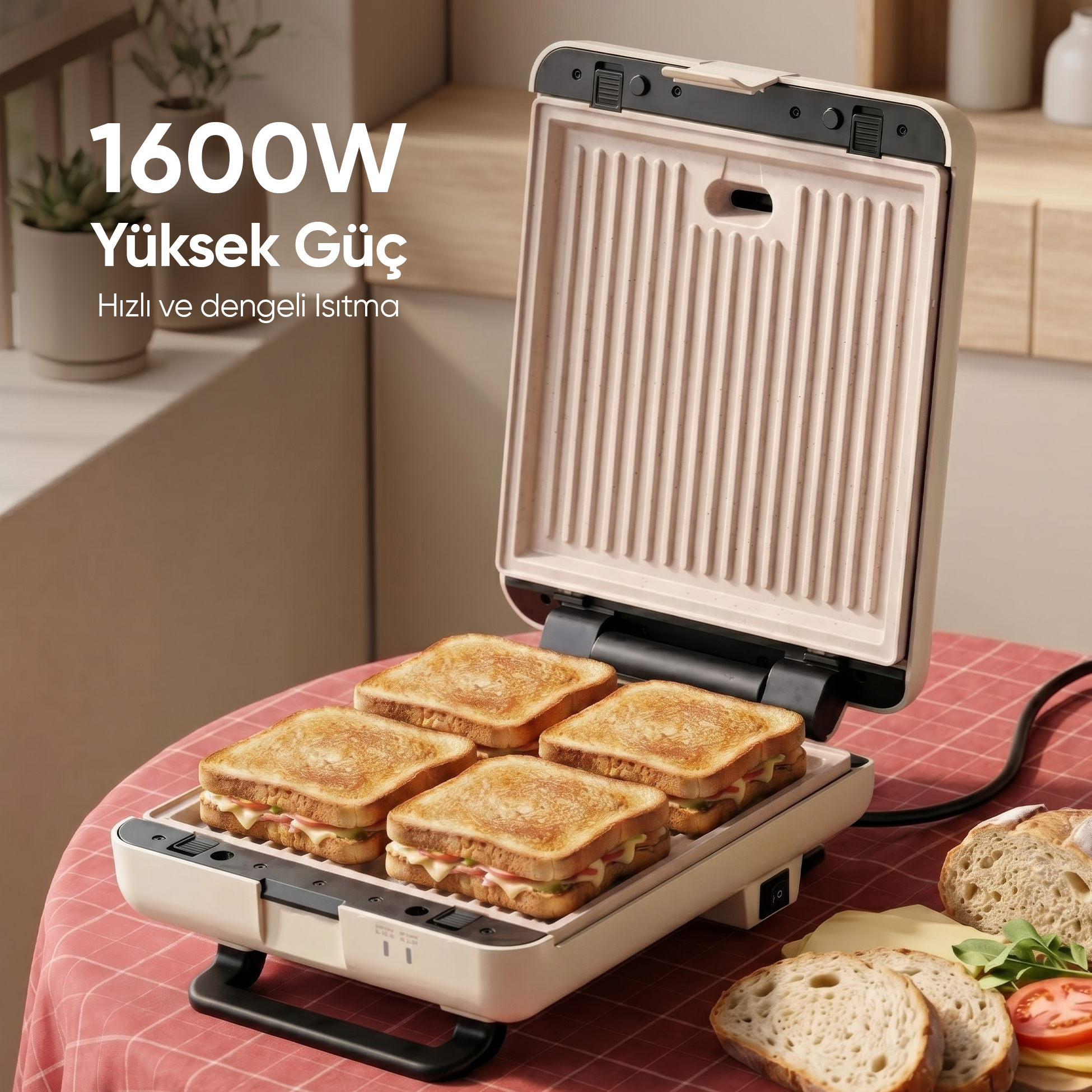 Dört sandviçli açık sandviç makinesi. Yanında ekmek, peynir ve domates var.