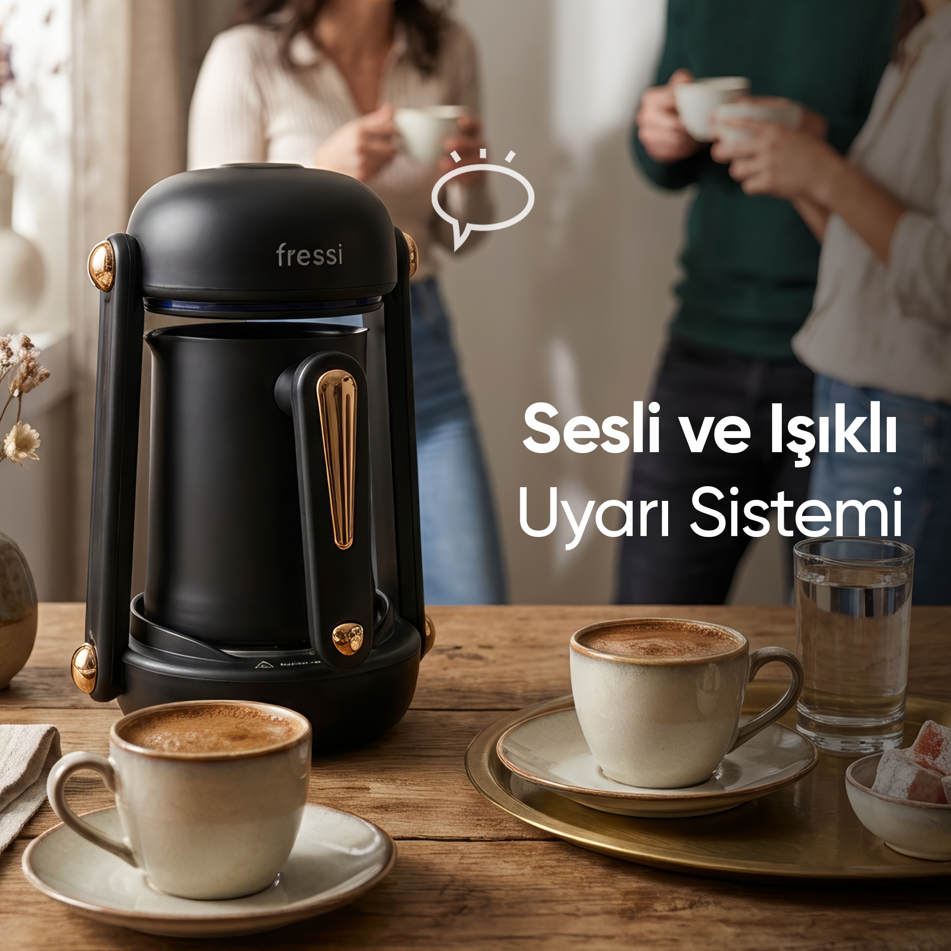 Altın aksesuarlı siyah kahve makinesi, kahve fincanları, su bardağı ve lokum.