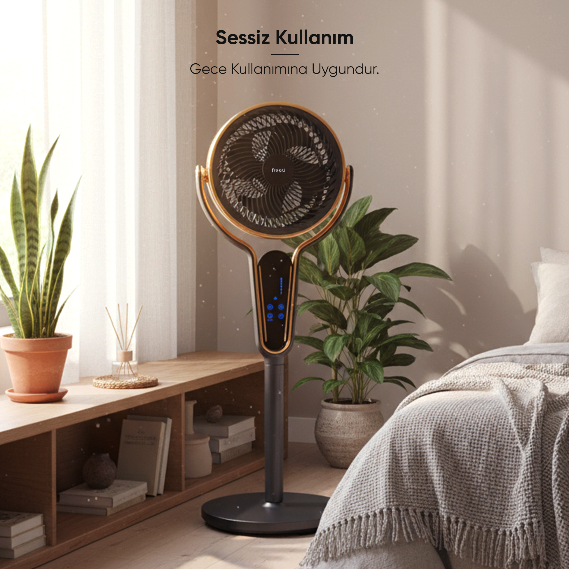 Altın çerçeveli modern stand fan, yatak ve bitkilerin yanında.