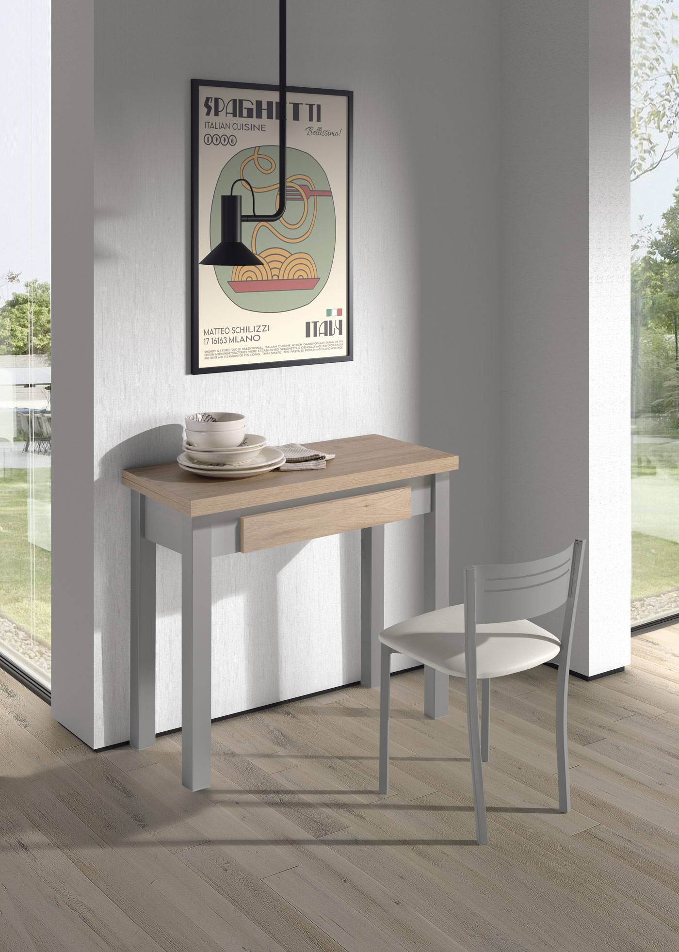 Una mesa con platos y una silla frente a una ventana.