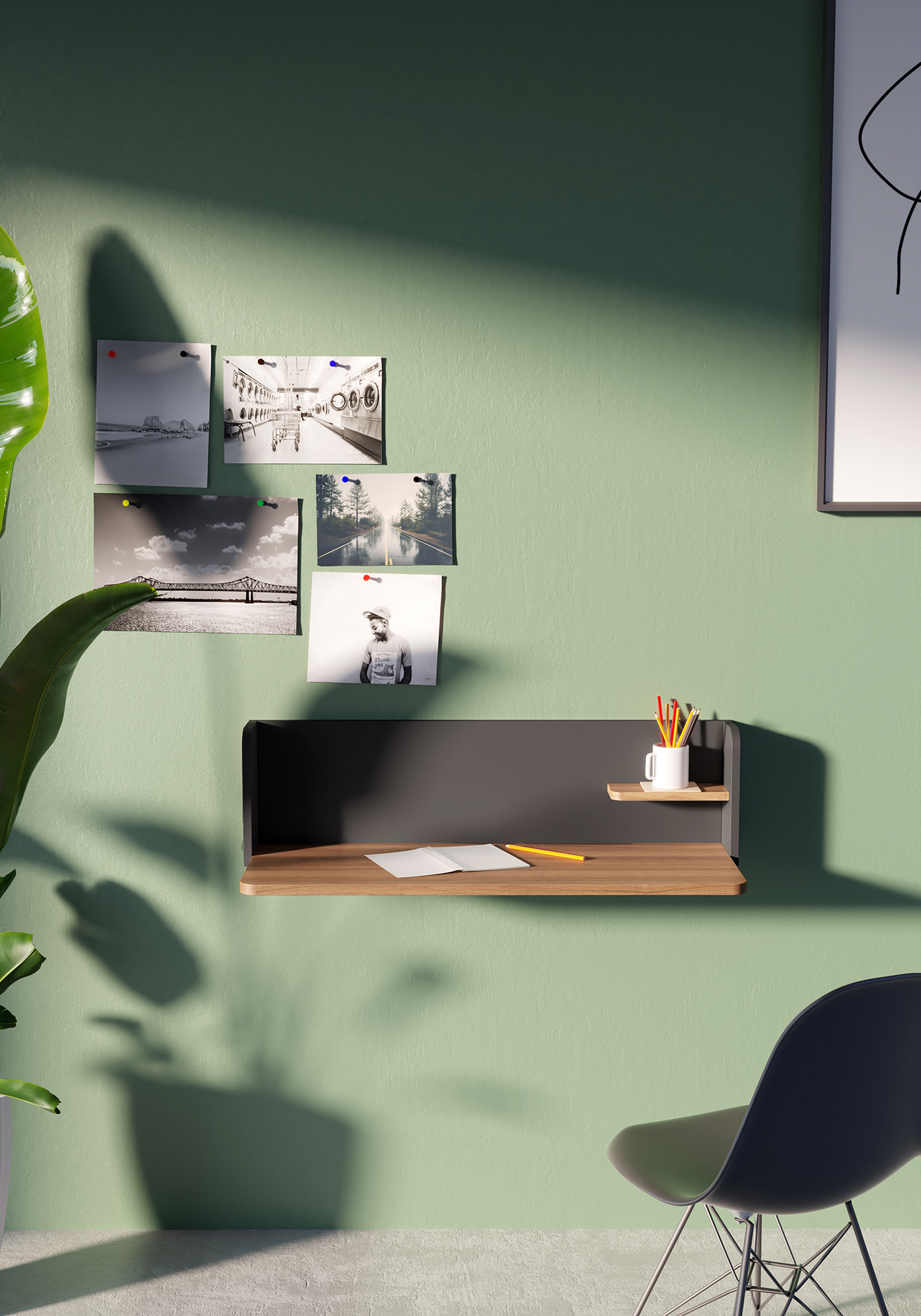 Escritorio con cuaderno, bolígrafos y fotos en una pared. Silla negra al lado.