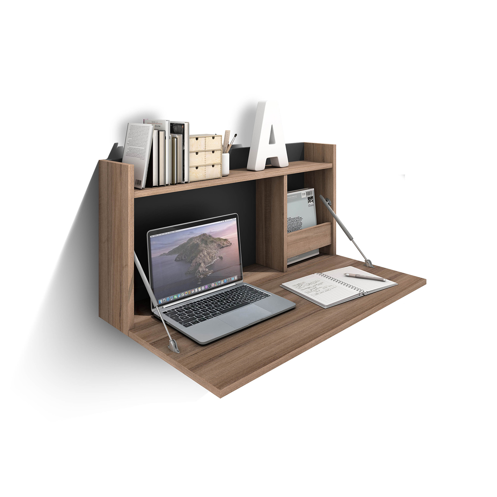 Un escritorio de pared de madera con portátil, libros y cuaderno.