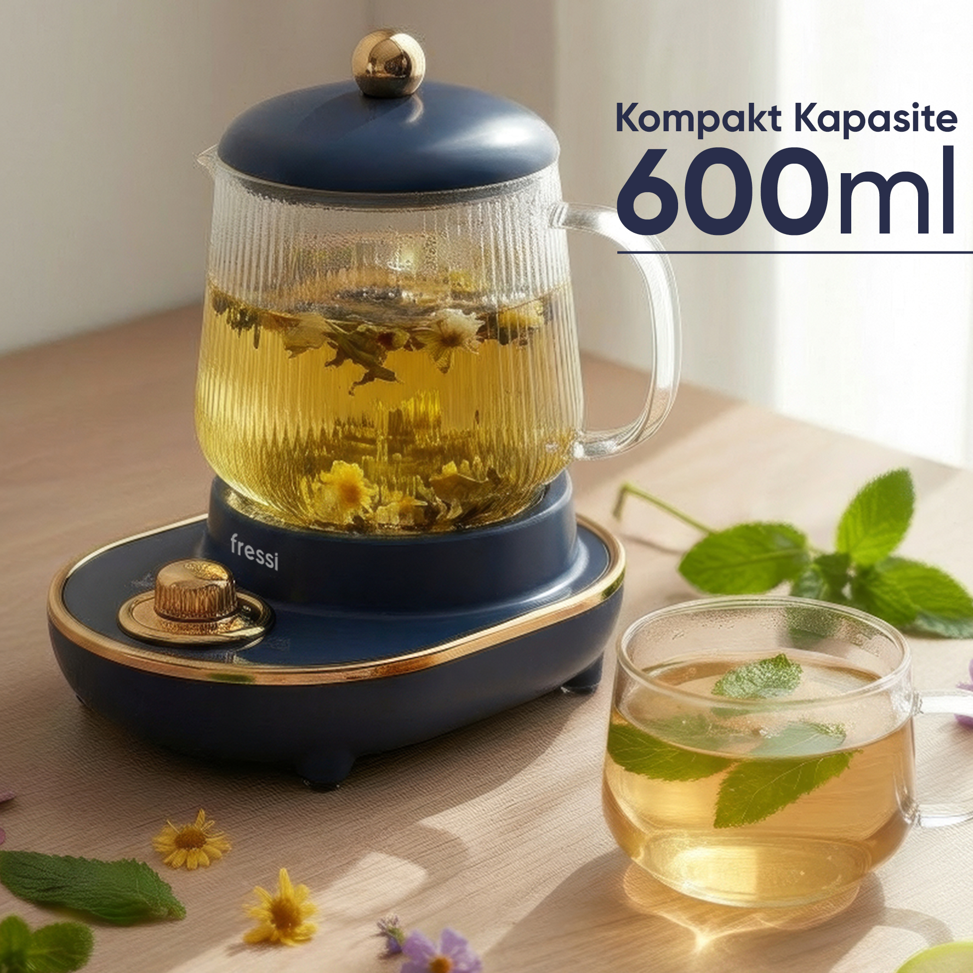 600 ml kapasiteli mavi demlik ve masada bir fincan çay.