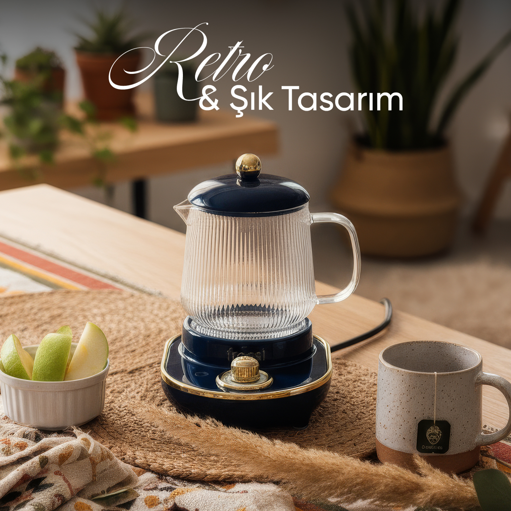 Mavi kapaklı cam demlik, bir kupa ve elma dilimlerinin yanında koyu renkli bir tabanda duruyor.