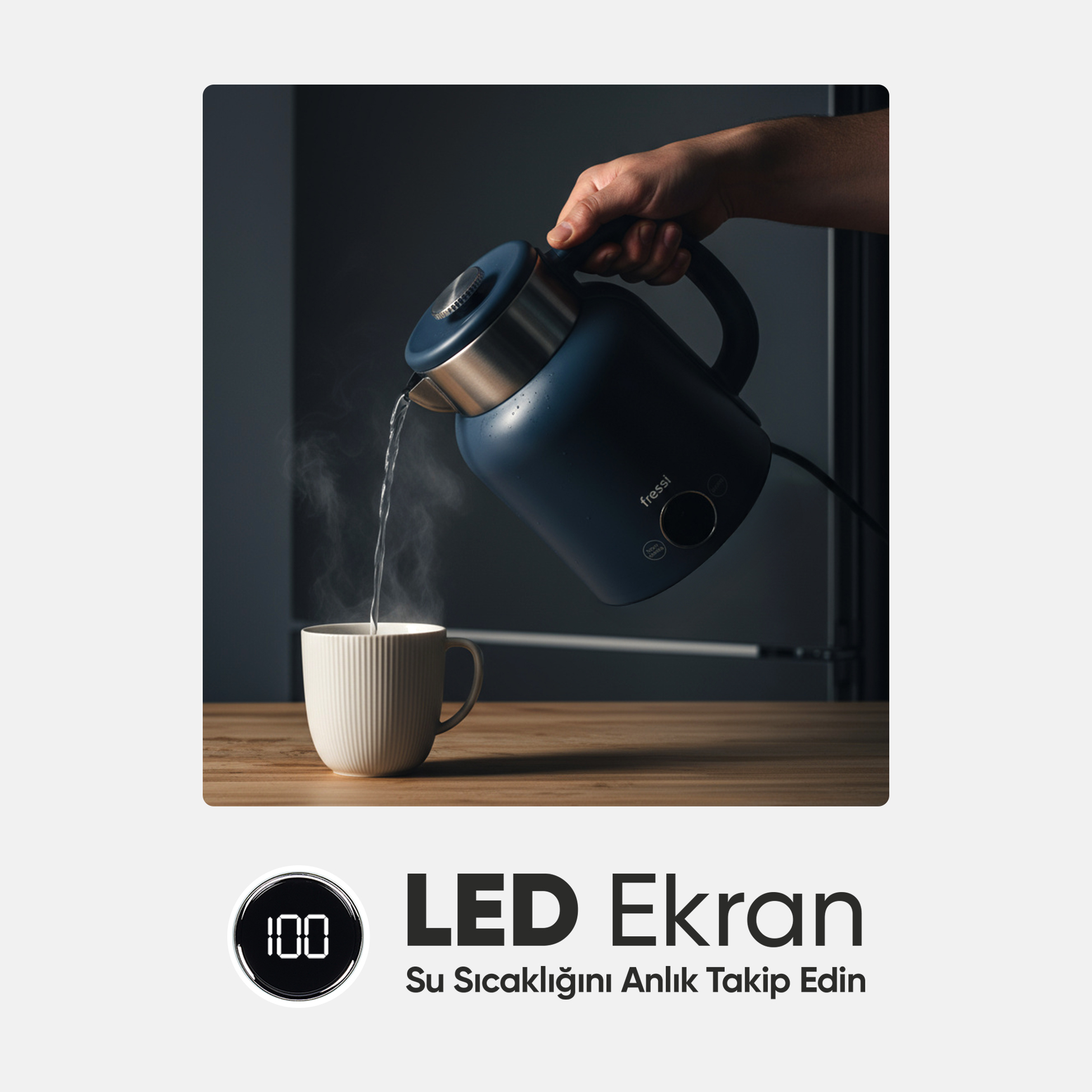 Bir el, mavi su ısıtıcısından beyaz bir fincana sıcak su döküyor. Buhar yükseliyor.