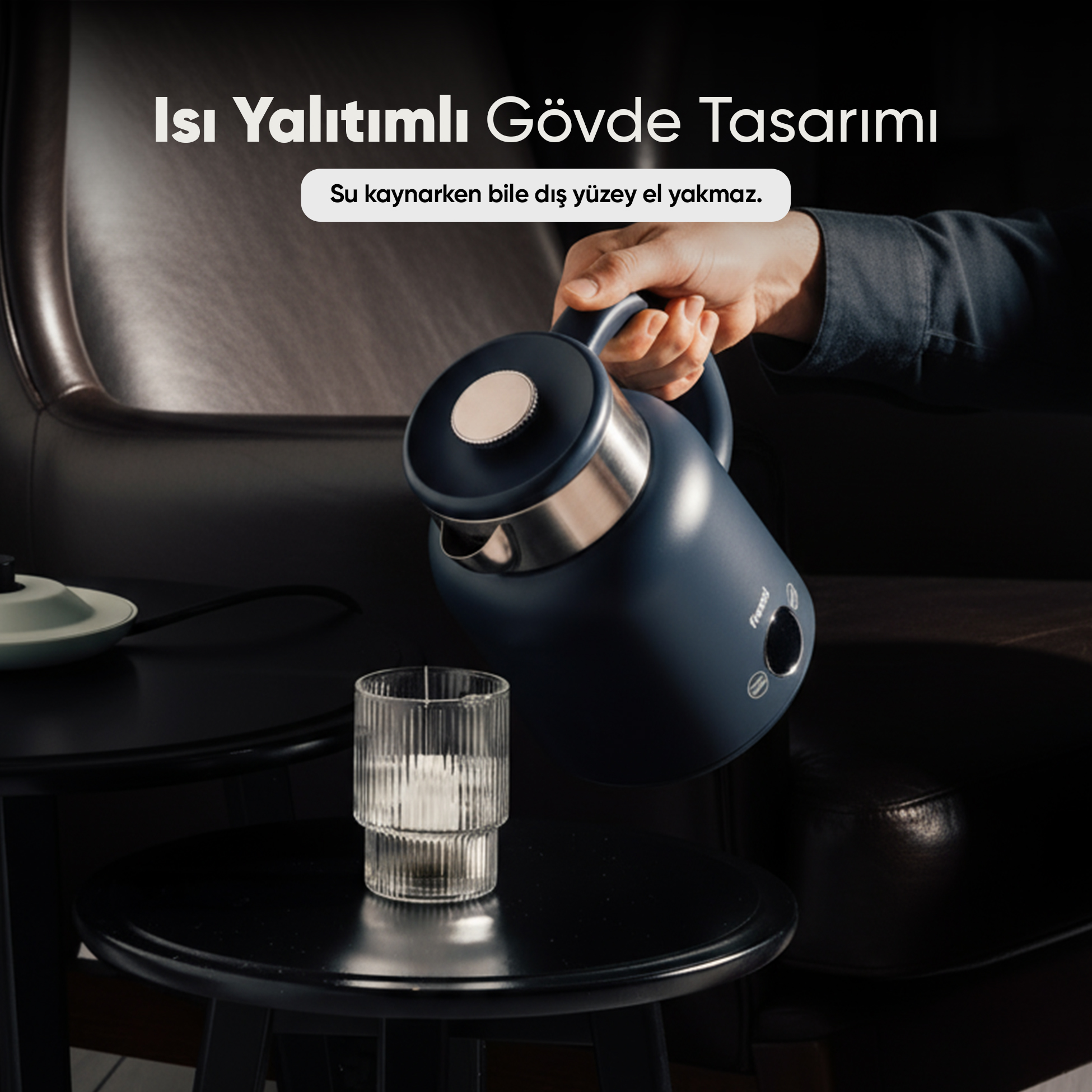 Bir kişi mavi bir su ısıtıcısından bardağa su döküyor.