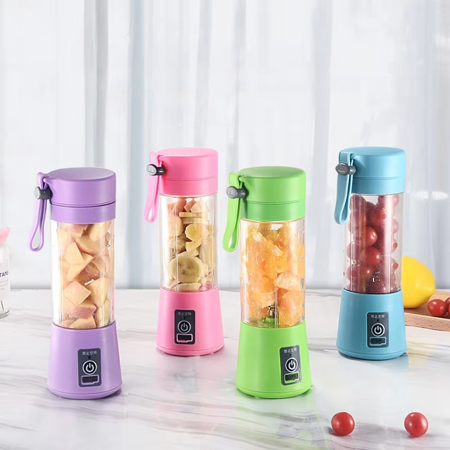 Cuatro licuadoras portátiles en morado, rosa, verde y azul, llenas de fruta.