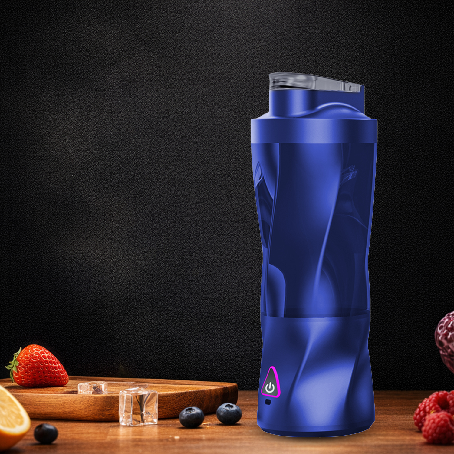 Una licuadora azul sobre una mesa de madera con frutas y cubitos de hielo.