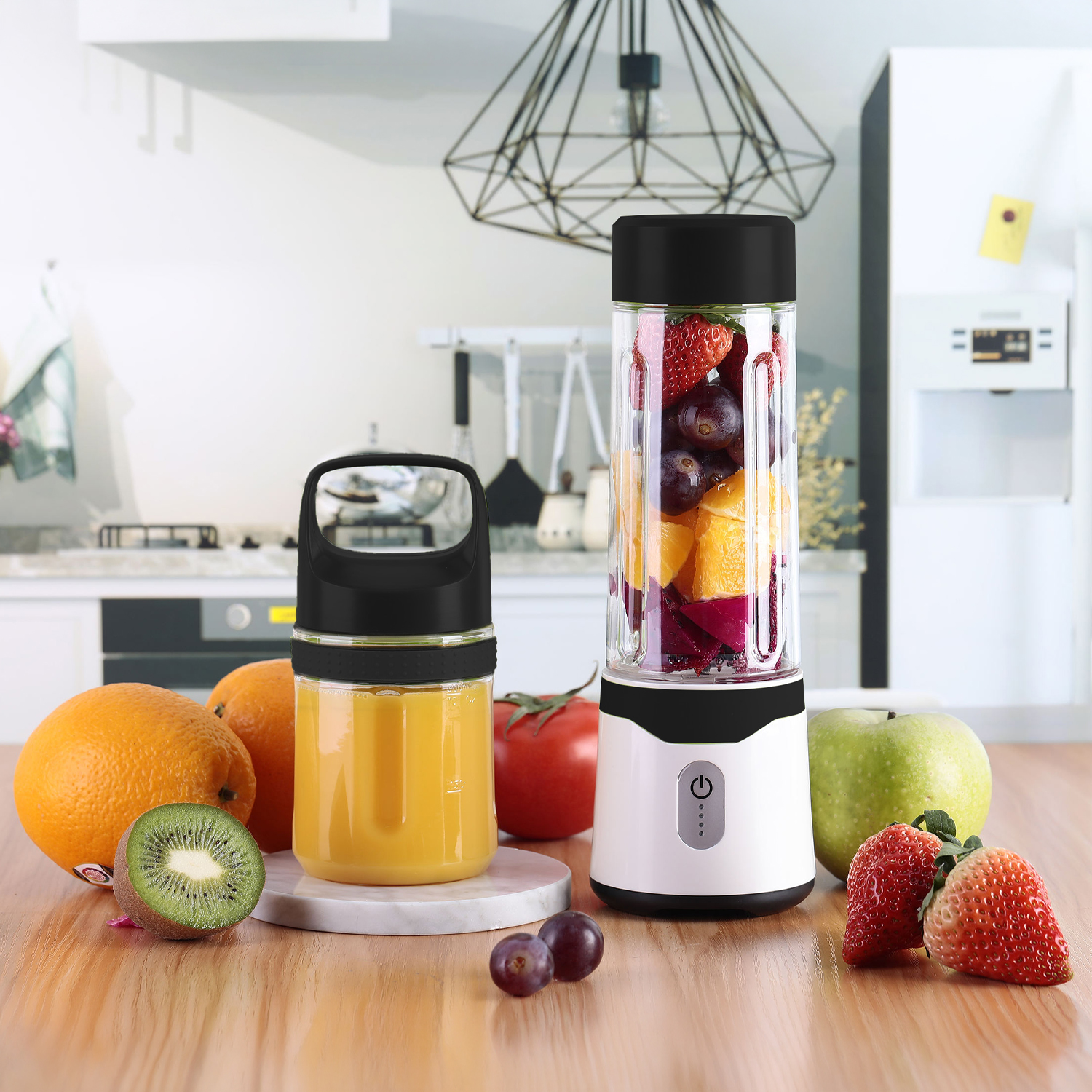 Dos licuadoras portátiles con frutas. Una con jugo de naranja y kiwi, la otra con trozos de fruta.