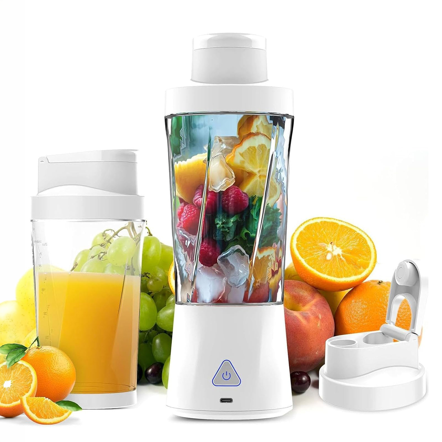 Una licuadora blanca con frutas y cubitos de hielo, al lado de jugo, uvas, naranjas y duraznos.