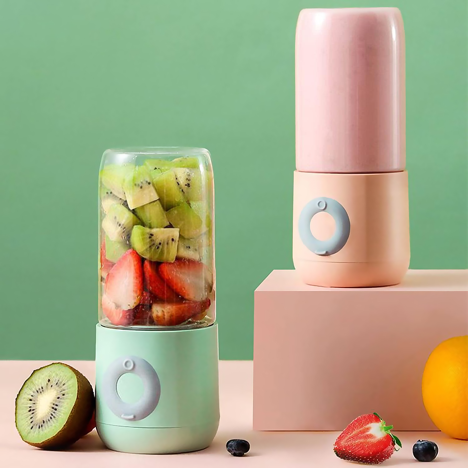 Dos licuadoras portátiles: una con fresas y kiwi, la otra rosa.