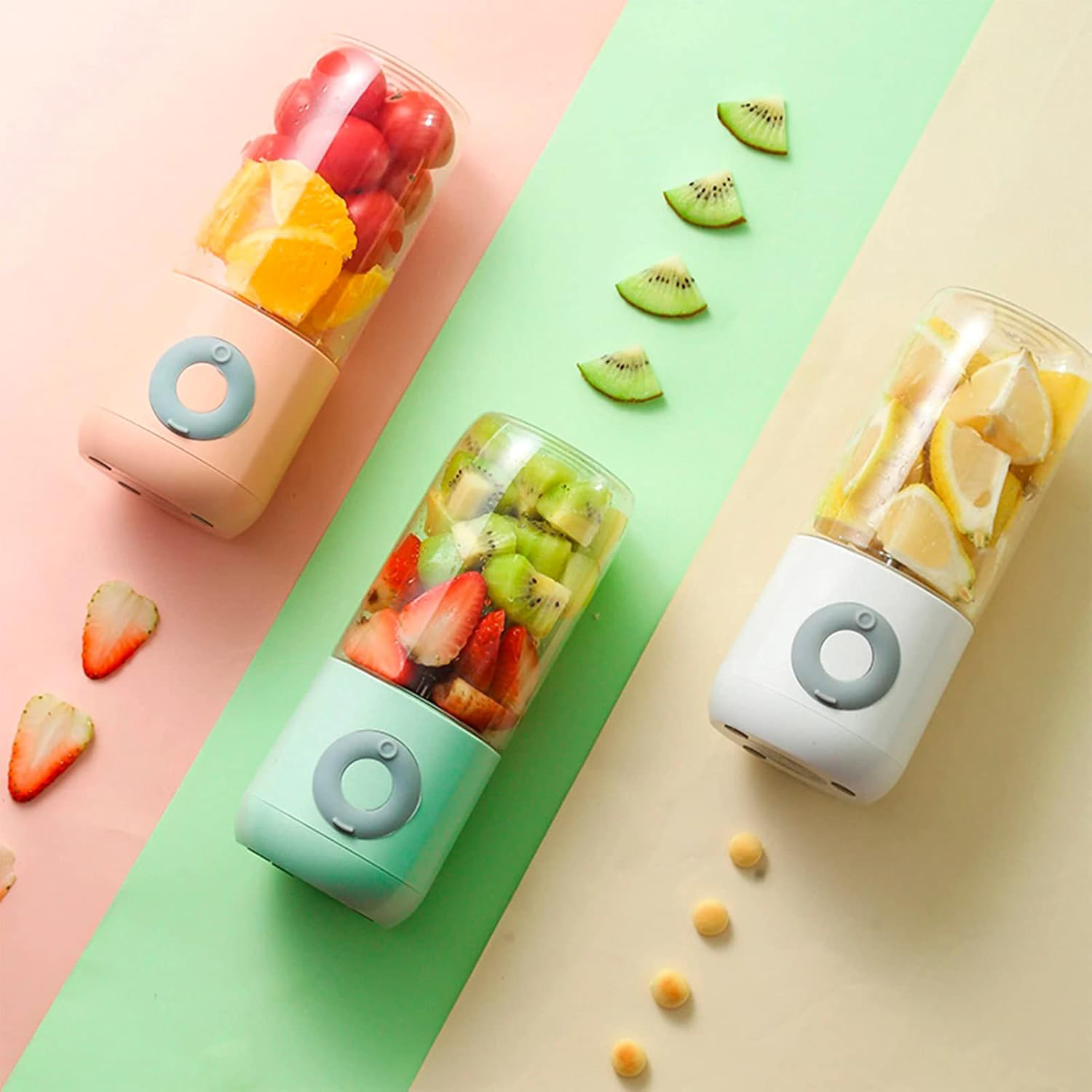 Tres licuadoras portátiles con frutas sobre un fondo colorido.