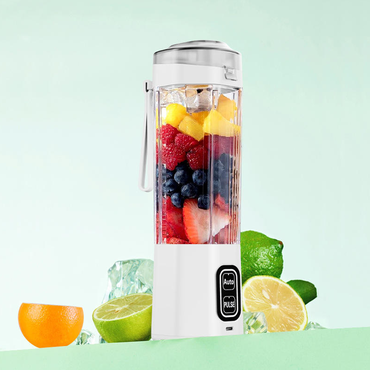 Batidora blanca con frutas y hielo, con cítricos y hielo alrededor.