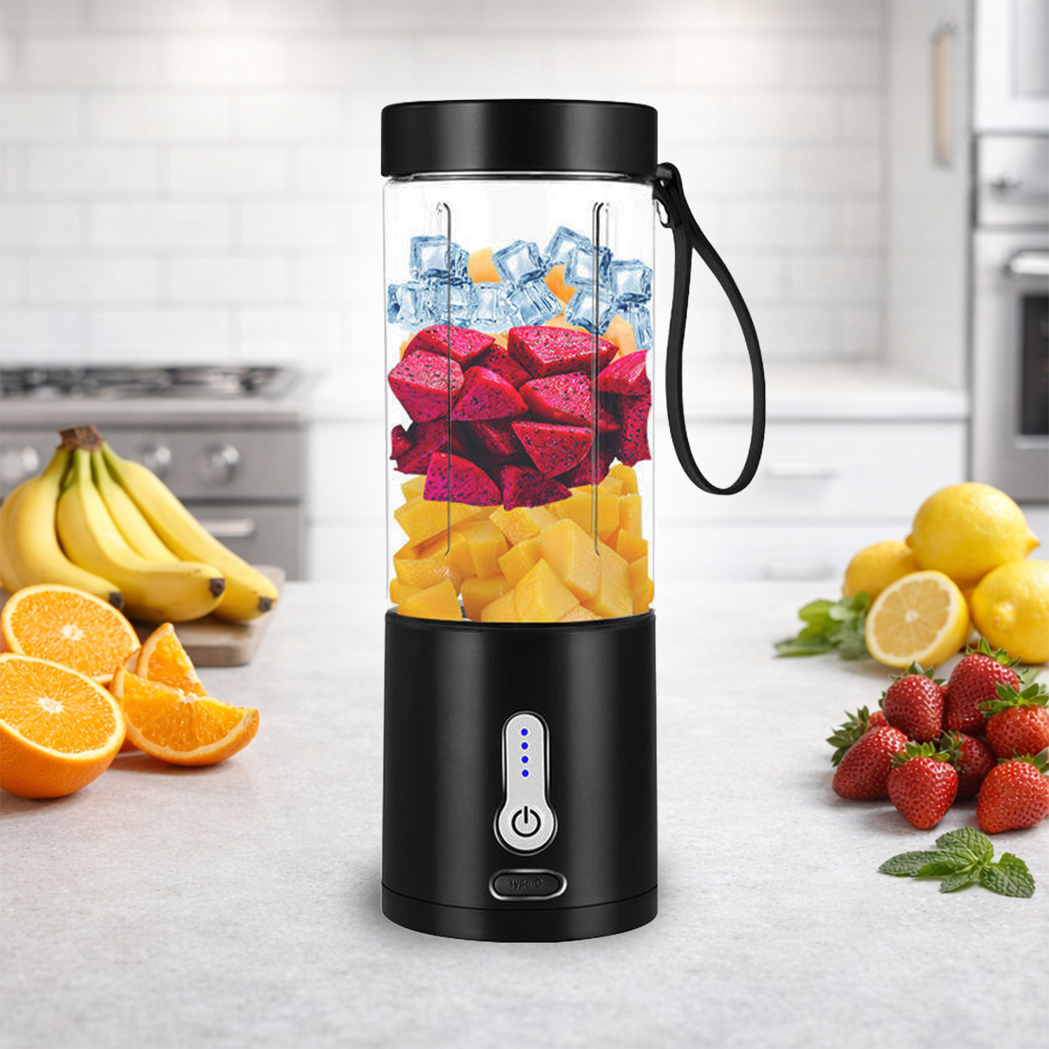 Un vaso de licuadora portátil negro con frutas y cubitos de hielo, con naranjas, plátanos y fresas cerca.