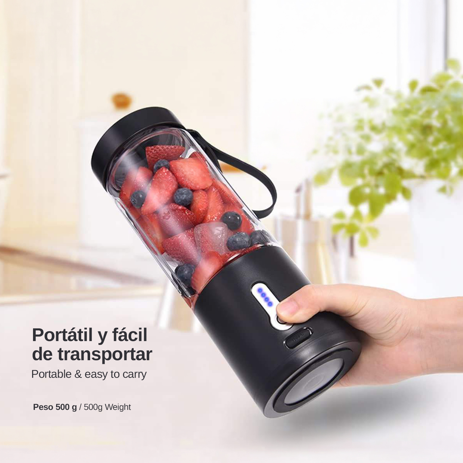 Mano sosteniendo licuadora negra llena de fresas y arándanos.