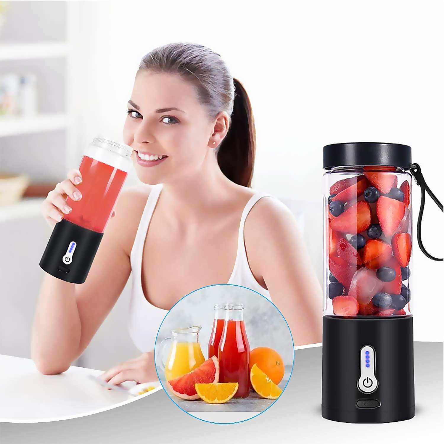 Mujer bebe jugo rojo de licuadora portátil. Bayas y frutas en licuadora a su lado.