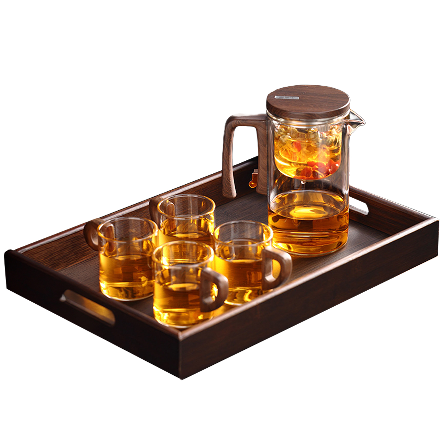 Un juego de tetera de cristal con asas de madera en una bandeja de madera.
